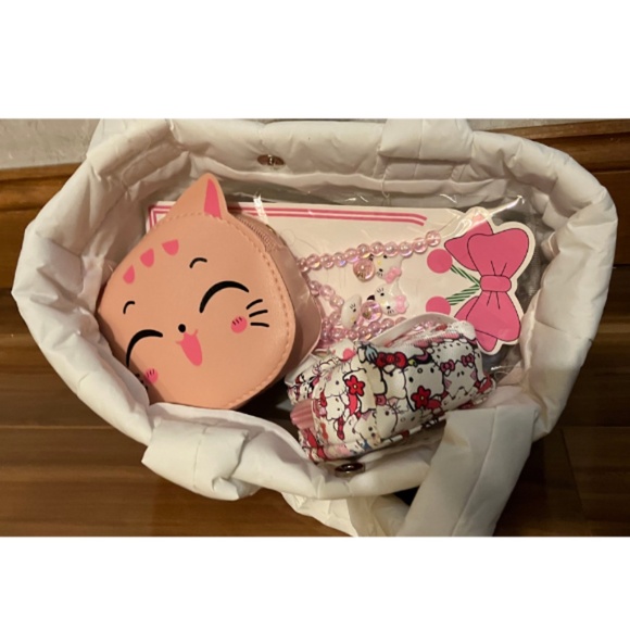 Hello Kitty White Quilted tote bag - Red Picture of Hello Kitty in front - NWT - Picture 6 of 8